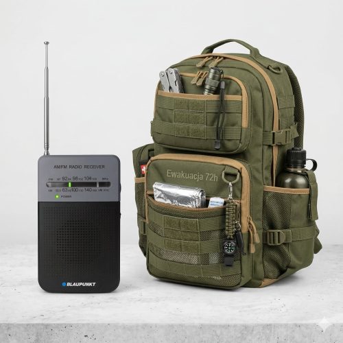 Radio kieszonkowe Blaupunkt PR3BK obok plecaka ewakuacyjnego